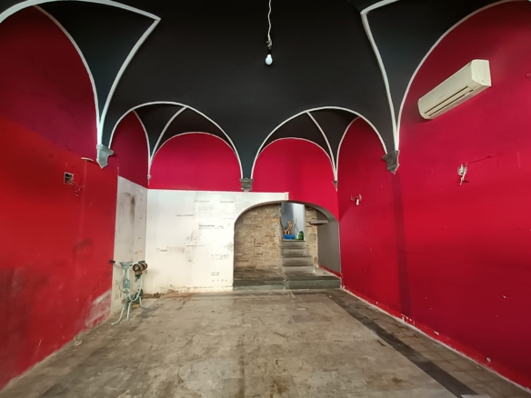 Pistoia, P.zza della Sala, locale commerciale.