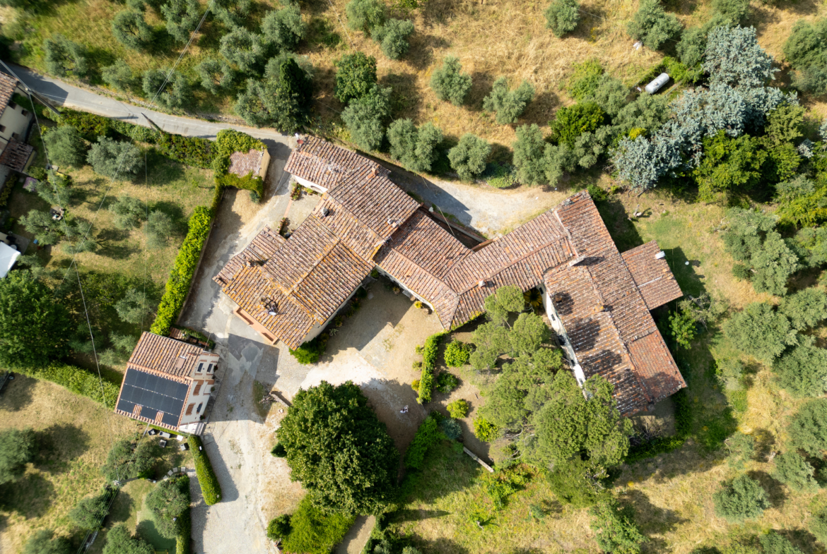 Pistoia, collinare, antica proprietà con cappella privata.