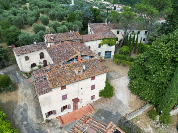 Pistoia, collinare, antica proprietà con cappella privata.