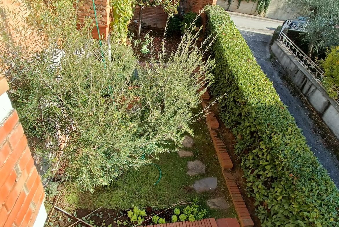 Montecatini Terme, villetta a schiera libera su tre lati.