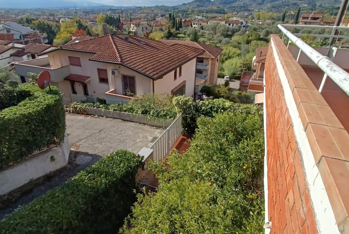 Montecatini Terme, villetta a schiera libera su tre lati.