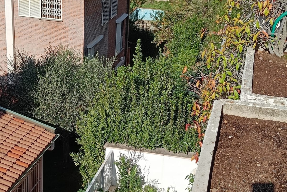 Montecatini Terme, villetta a schiera libera su tre lati.