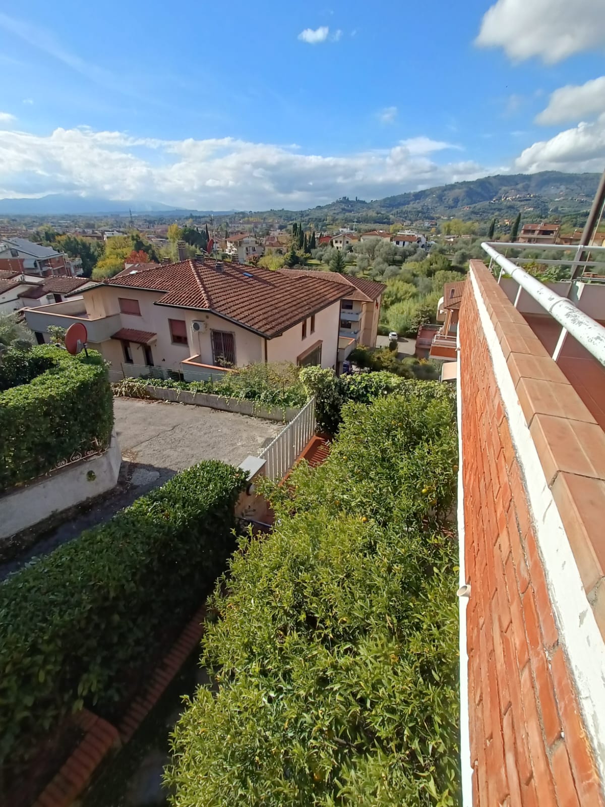 Immagine WhatsApp 2024-05-22 ore 18.39.22_a06252ef Montecatini Terme, villetta a schiera libera su tre lati.