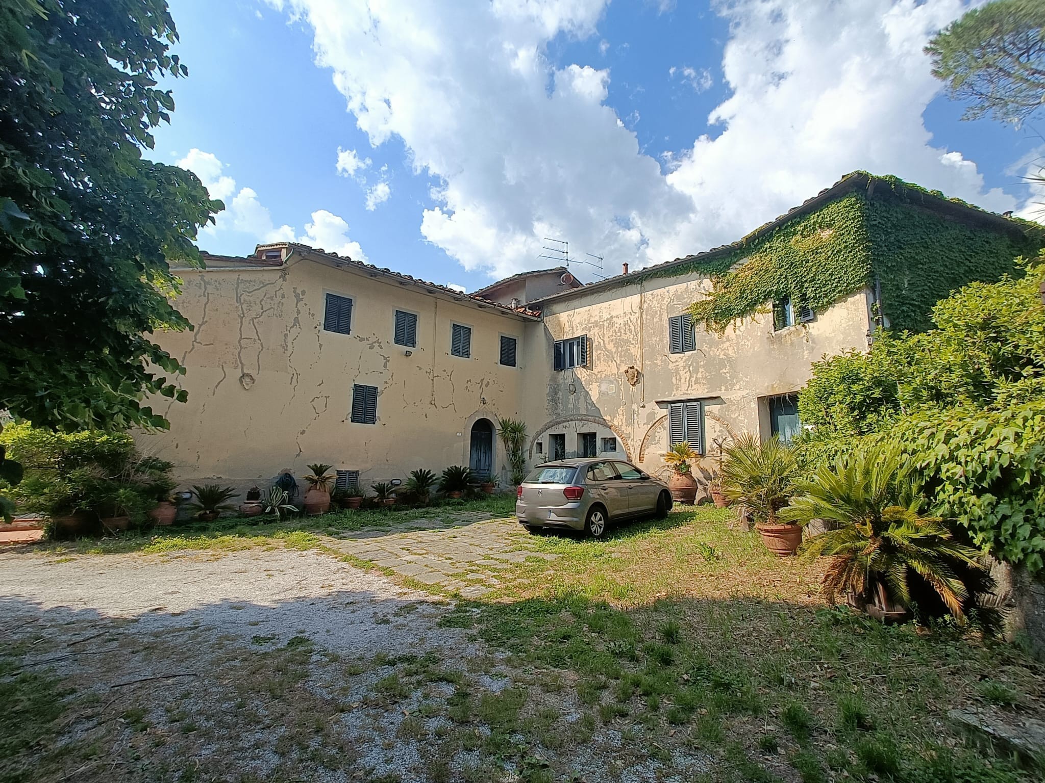 WhatsApp Image 2026-05-30 at 10.12.55 Pistoia, complesso immobiliare collinare.