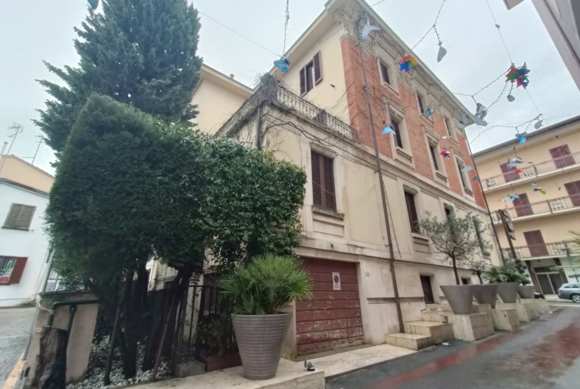 Montecatini Terme, elegante palazzina in stile Liberty