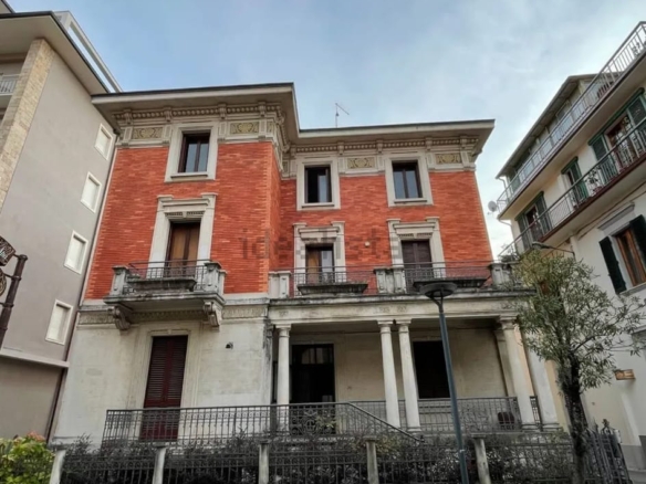 Montecatini Terme, elegante palazzina in stile Liberty